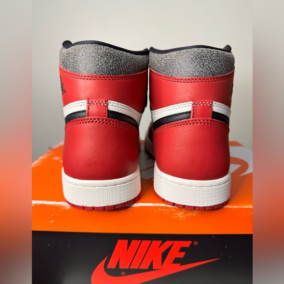 Jordan 1 Retro High OG - Picture 3 of 5
